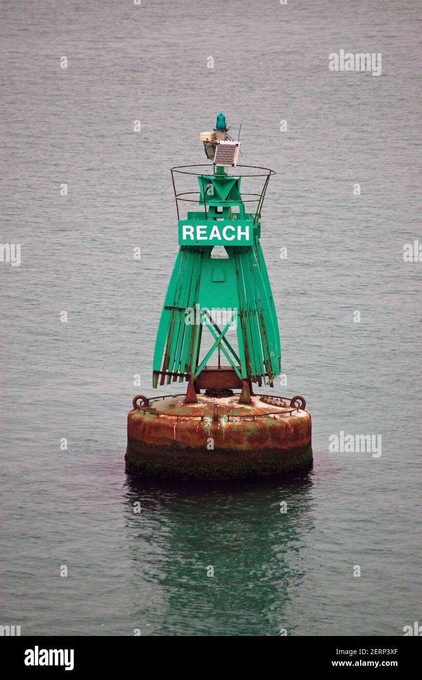 Eine große grüne Markierungsboje, die die sichere Passage des Southampton-Wassers vom Solent im Ärmelkanal zeigt. Stockfoto