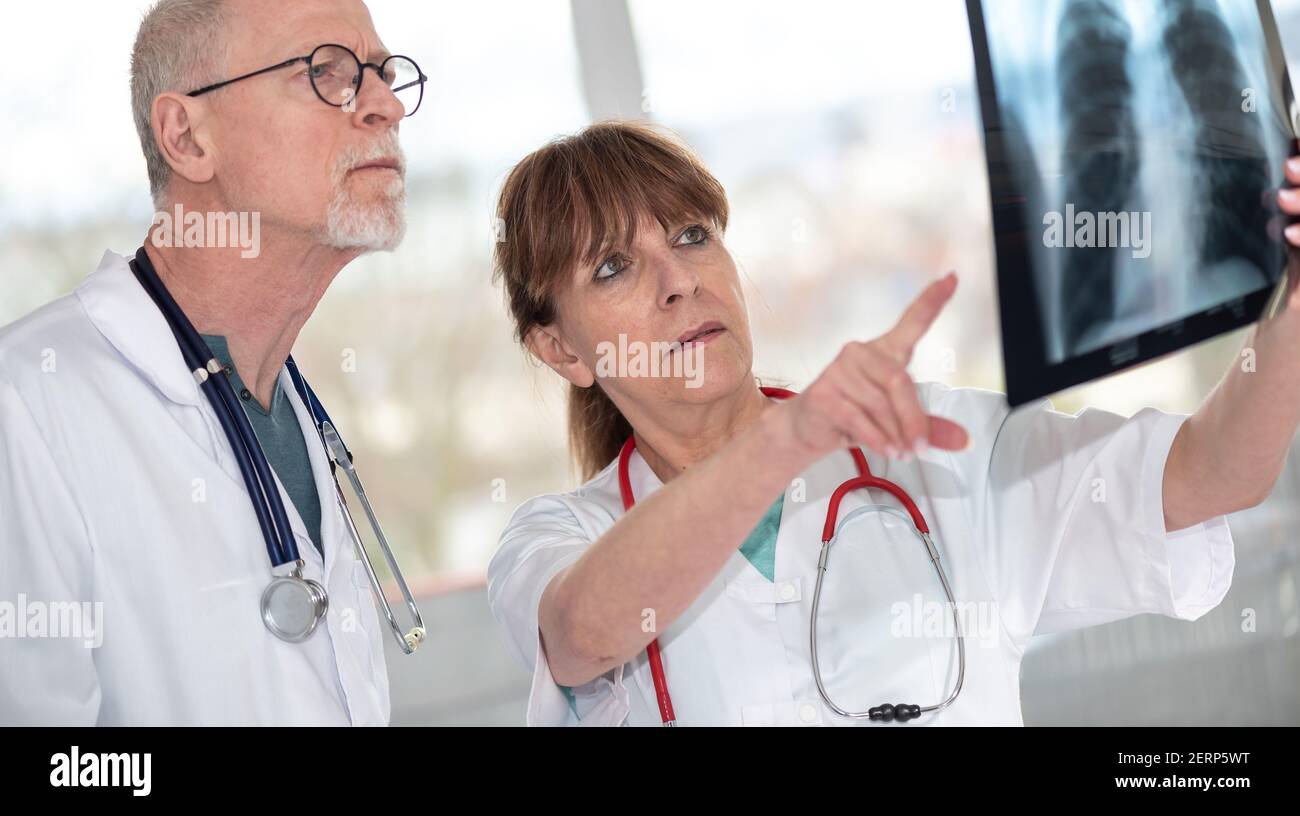 Zwei Ärzte untersuchen Röntgenbericht in der Arztpraxis Stockfoto