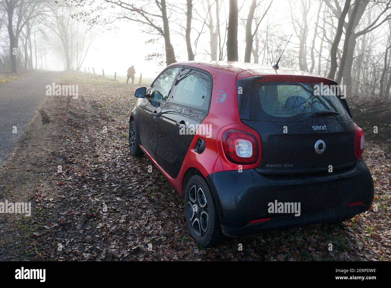 Itterbeck, Niedersachsen, Deutschland - Feb 28 2021 EIN schwarz-rotes Elektroauto im Nebel. Smart EQ Forfour Electric Drive. Zweite Generation Stockfoto