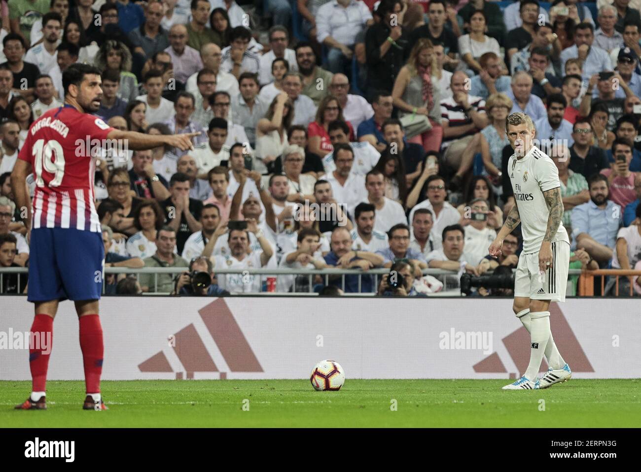 Real Madrids Toni Kroos Und Atletico De Madrids Diego Costa Wahrend Des La Liga Spiels Zwischen Real Madrid Und Atletico De Madrid Im Santiago Bernabeu Stadion In Madrid Spanien September 29 2018 Foto