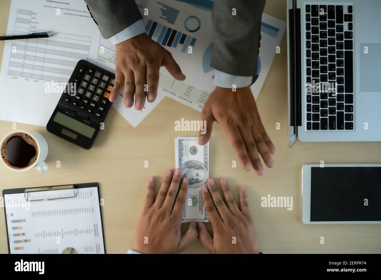 Man Dollar Geld Korruption Analyse Wachstum Gewinn Finanzhandel Fonds Und Geldwechsel US-Dollar Korruption Konzept Stockfoto