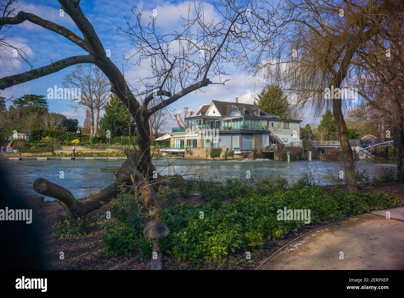 Maidenhead, Berkshire, UK., Freitag, 12/02/2021, Sonniger Wintertag, Boathouse Restaurant, Riverside Gardens, Ray Mill Island, Blue Sky, Stockfoto