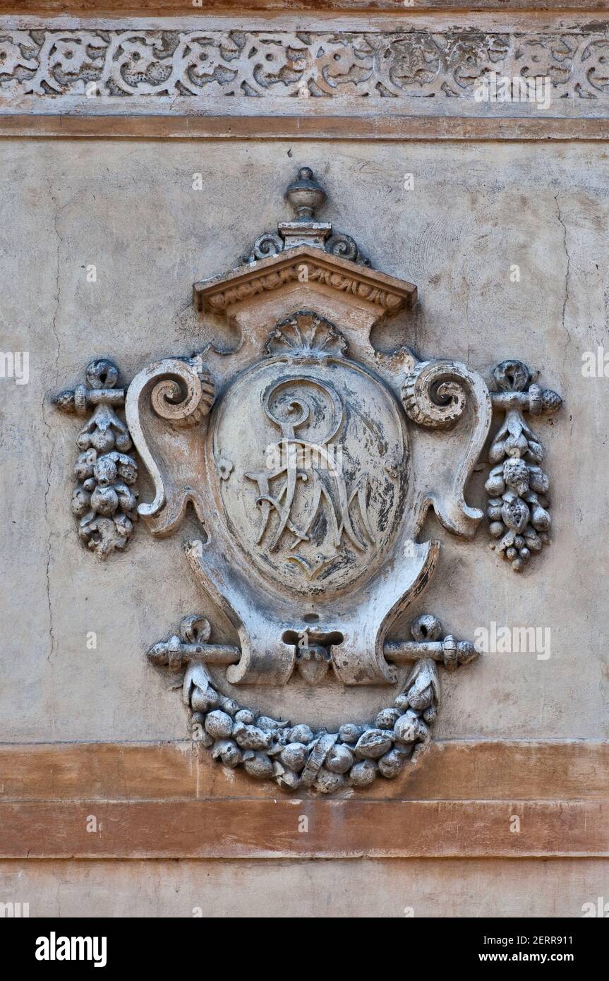 Medaillon mit Initialen am Palast aus dem 18th. Jahrhundert im Dorf Goczałków Górny bei Strzegom, Niederschlesien, Polen Stockfoto