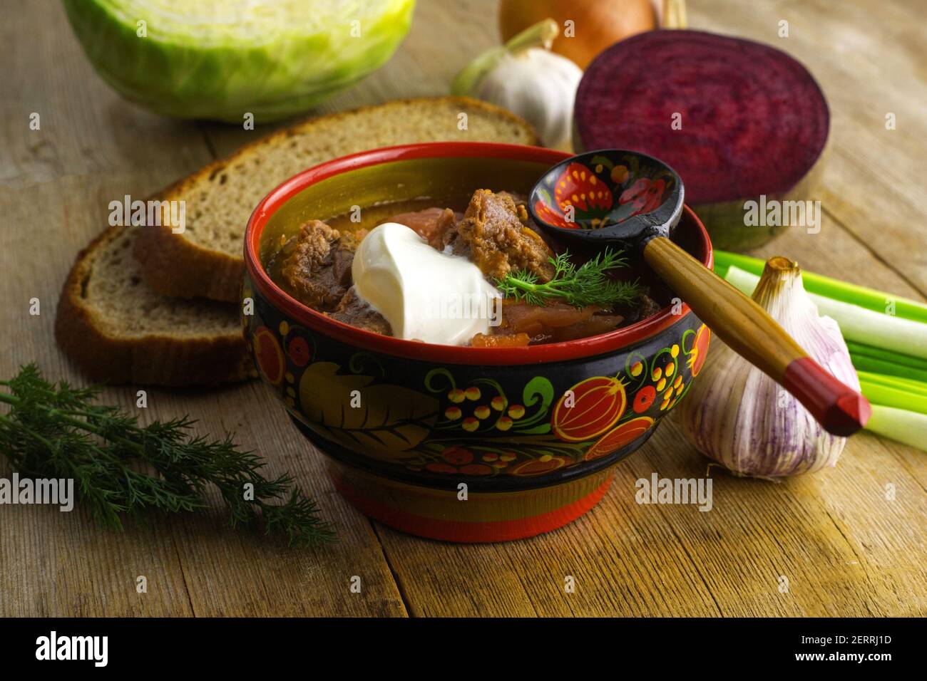 Borscht russisch ukrainisch traditionelle Gemüsekohl Rote Rote Suppe, natürlicher Holzhintergrund Stockfoto