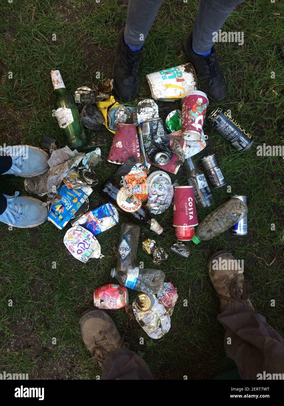 Familienprojekt - Sammlung und Recycling von Müll rund um Bath. VEREINIGTES KÖNIGREICH. Stockfoto