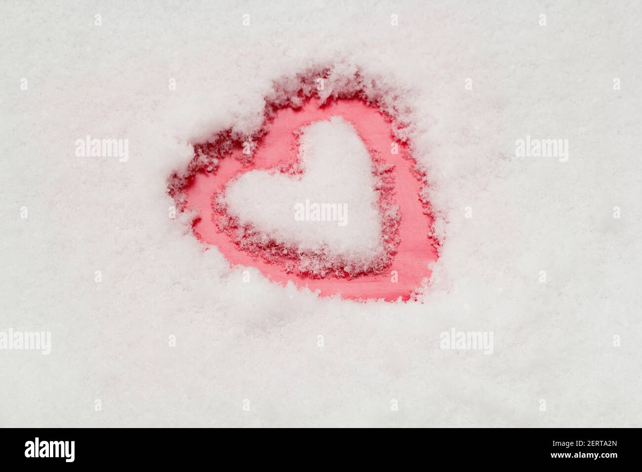 Rotes Herz Im Schnee Stockfotos Und Bilder Kaufen Alamy
