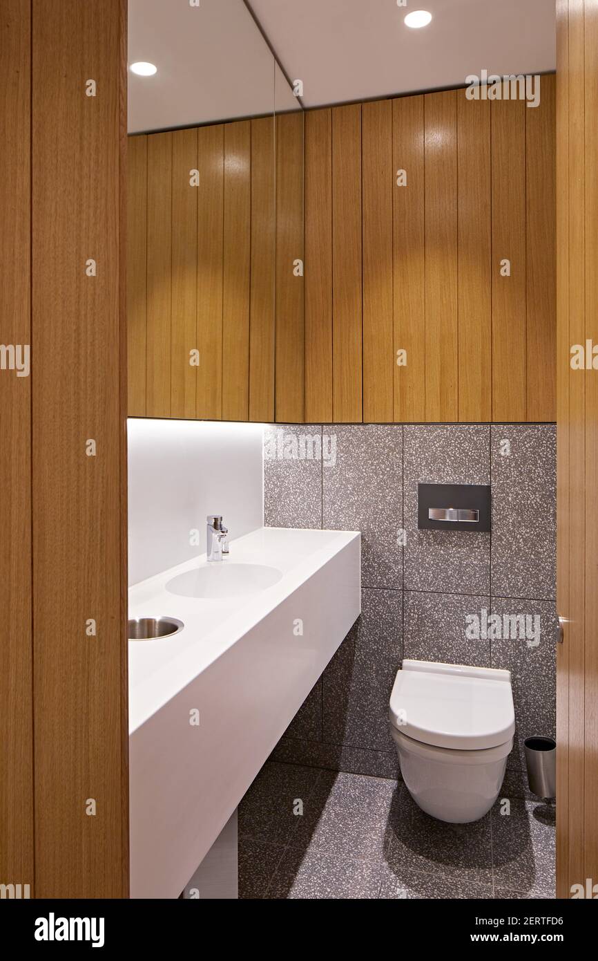 Toilette mit Holzpaneelen. Premier Place, City of London, Großbritannien. Architekt: Stiff + Trevillion Architects, 2019. Stockfoto