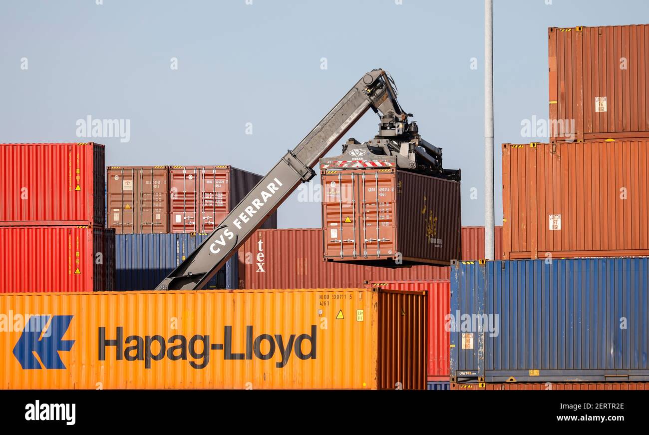 Krefeld, Nordrhein-Westfalen, Deutschland - Hapag-Lloyd Container, der Rheinhafen Krefeld ist der viertgrößte Hafen in NRW, Containerumschlag bei K Stockfoto