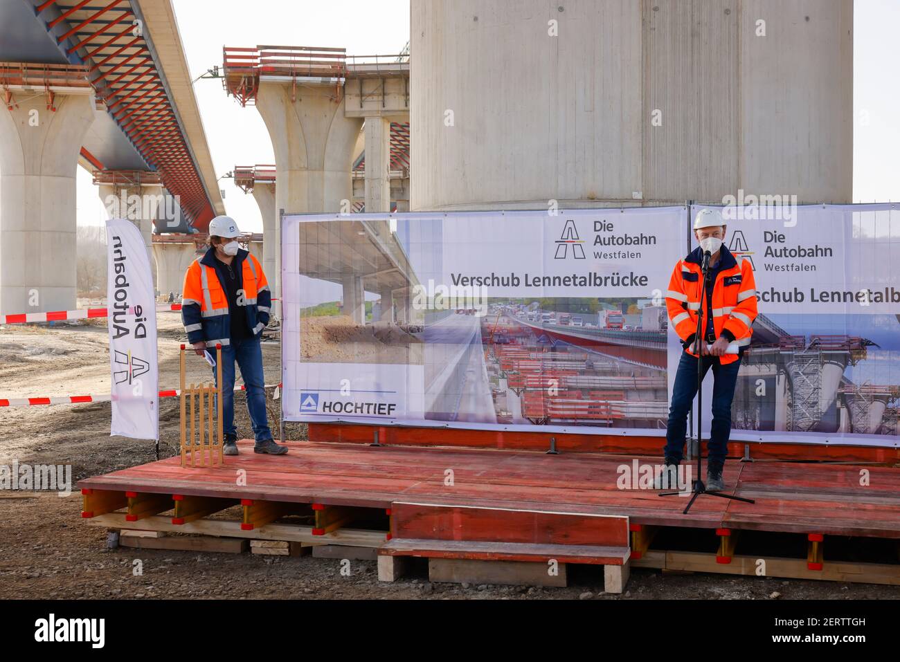 Hagen, Nordrhein-Westfalen, Deutschland - Neubau der Autobahnbrücke A45 Lennetal, die 1000m lange Lennetalbrücke wird aus der Zeittau verlegt Stockfoto