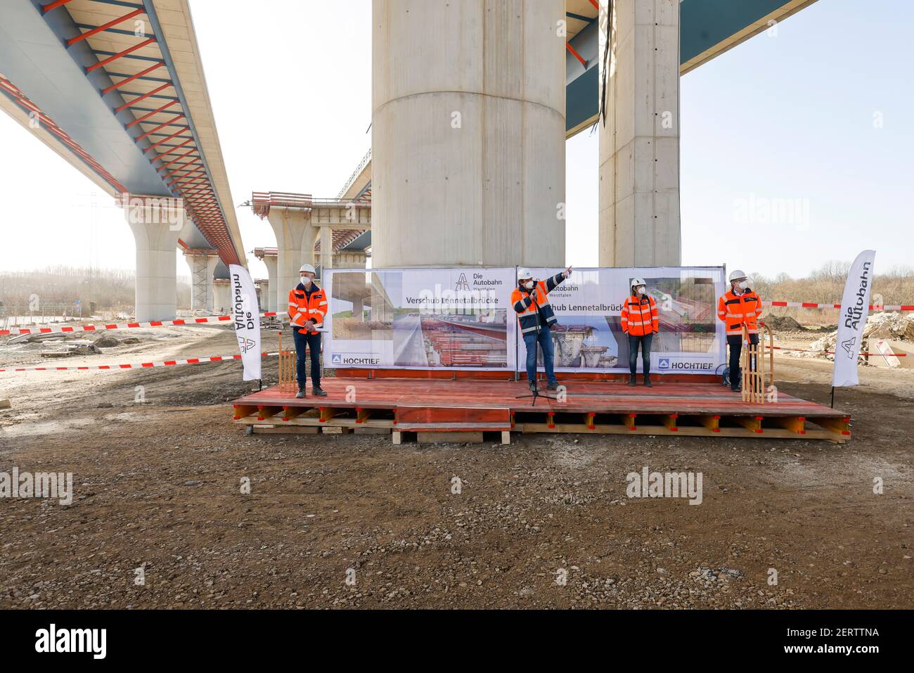 Hagen, Nordrhein-Westfalen, Deutschland - Neubau der Autobahnbrücke A45 Lennetal, die 1000m lange Lennetalbrücke wird aus der temporären p Stockfoto