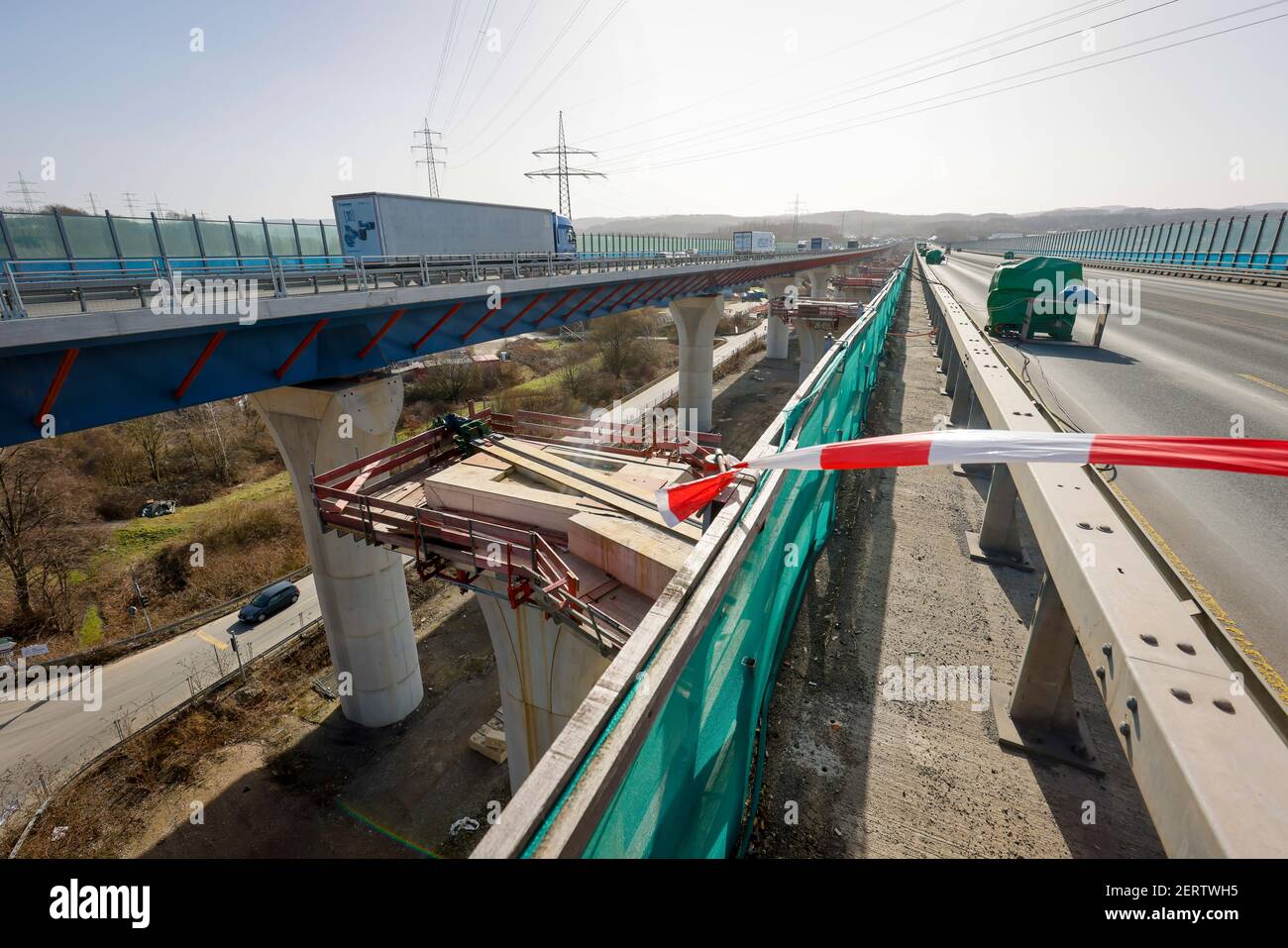 Hagen, Nordrhein-Westfalen, Deutschland - Neubau der Autobahnbrücke A45 Lennetal, die 1000m lange Lennetalbrücke wird aus der temporären p Stockfoto