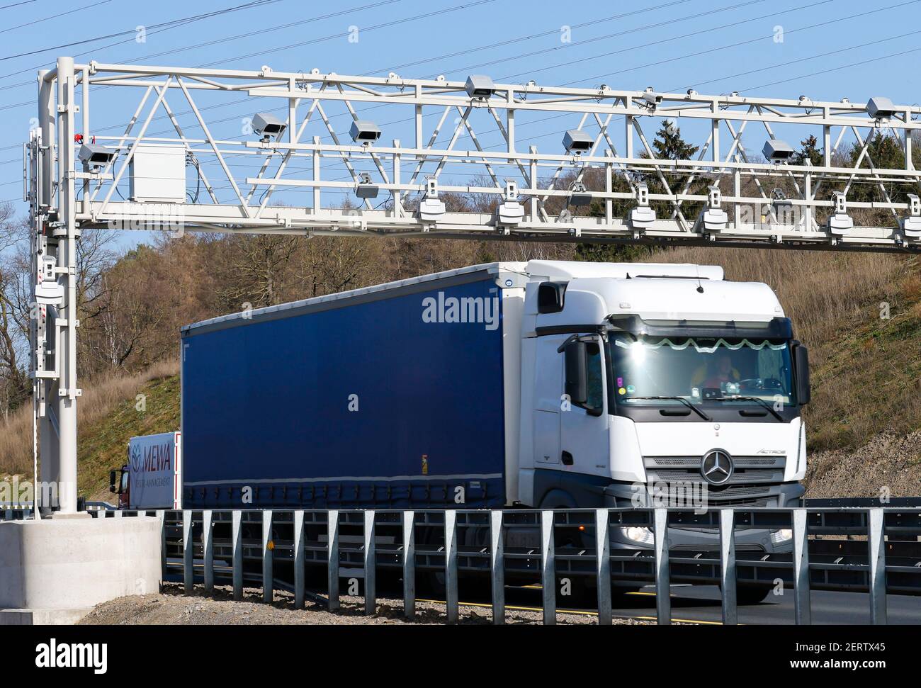 Hagen, Nordrhein-Westfalen, Deutschland - LKW fährt unter Mautbrücke auf der Autobahn A45. Stockfoto