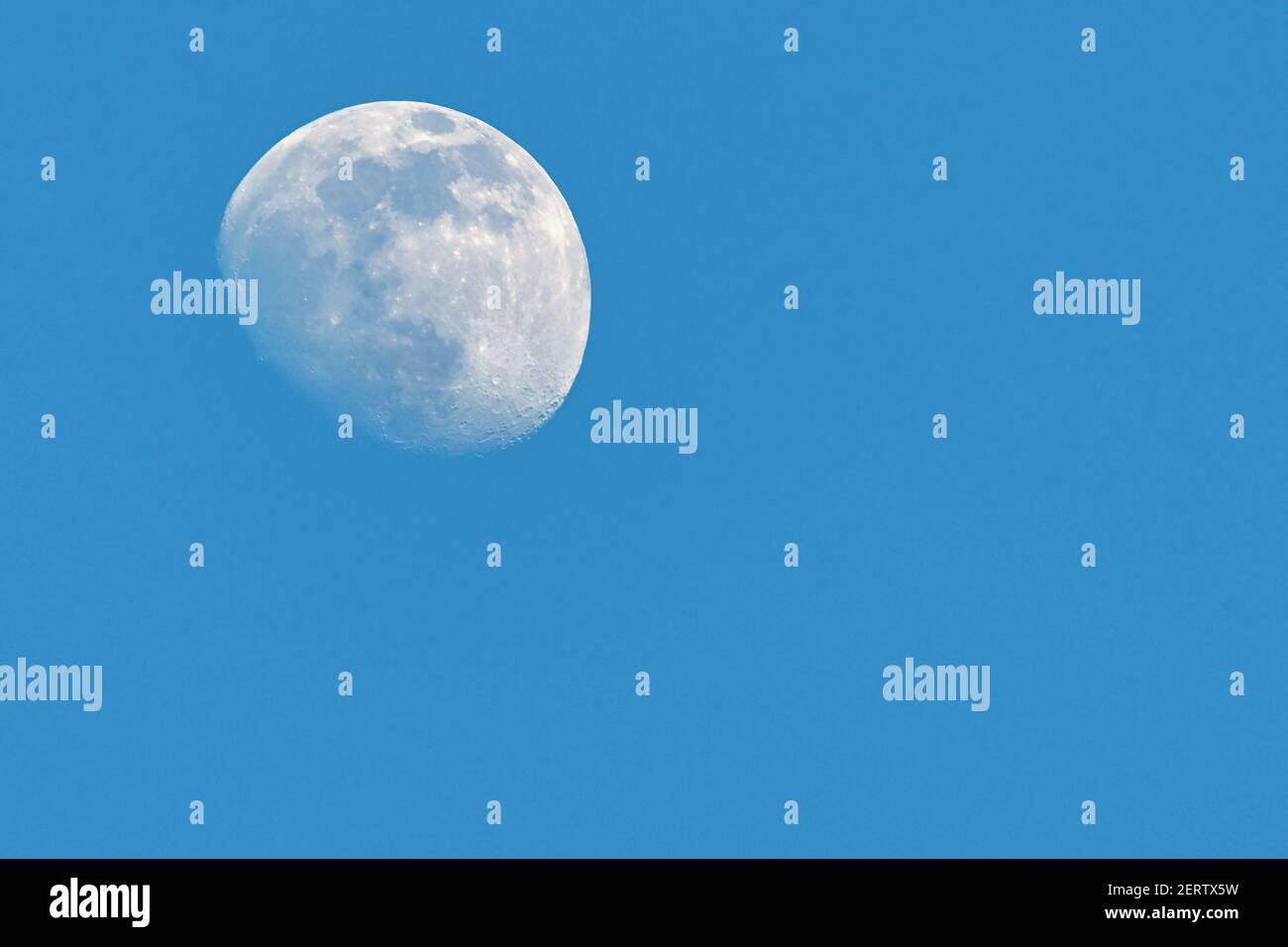 Großer weißer Mond auf EINEM klaren blauen Himmel ohne Wolken Stockfoto