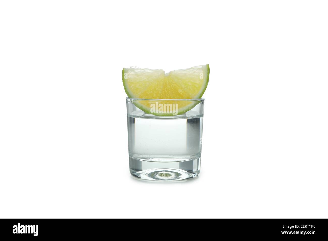 Aufnahme von Wodka und Limettenscheibe isoliert auf weißem Hintergrund Stockfoto
