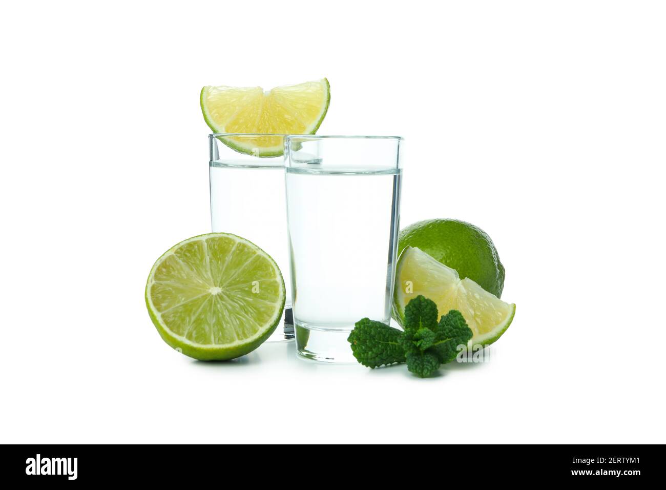 Schüsse, Limettenscheiben und Minze isoliert auf weißem Hintergrund Stockfoto