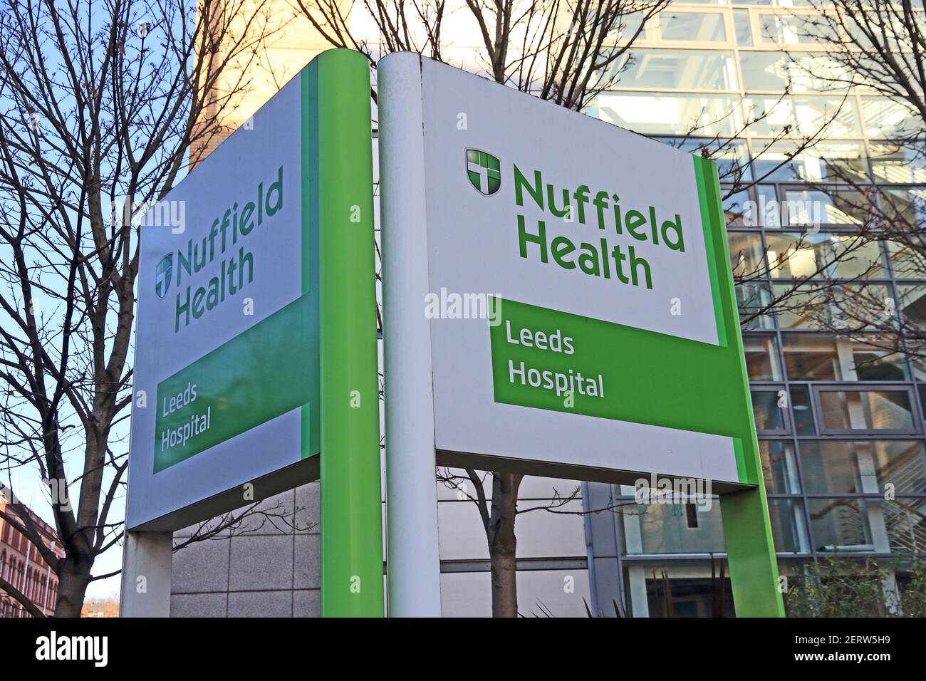 Schild vor Nuffield Hospital, Leeds Stockfoto