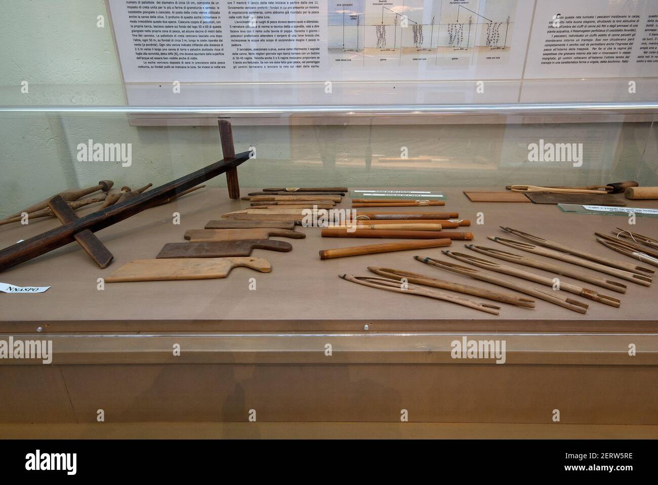 Alte hölzerne Werkzeuge für die Befestigung von Fischernetzen auf der Ausstellung im Fischermuseum von San Feliciano, Magione, Trasimeno-See, Umbrien, Italien Stockfoto