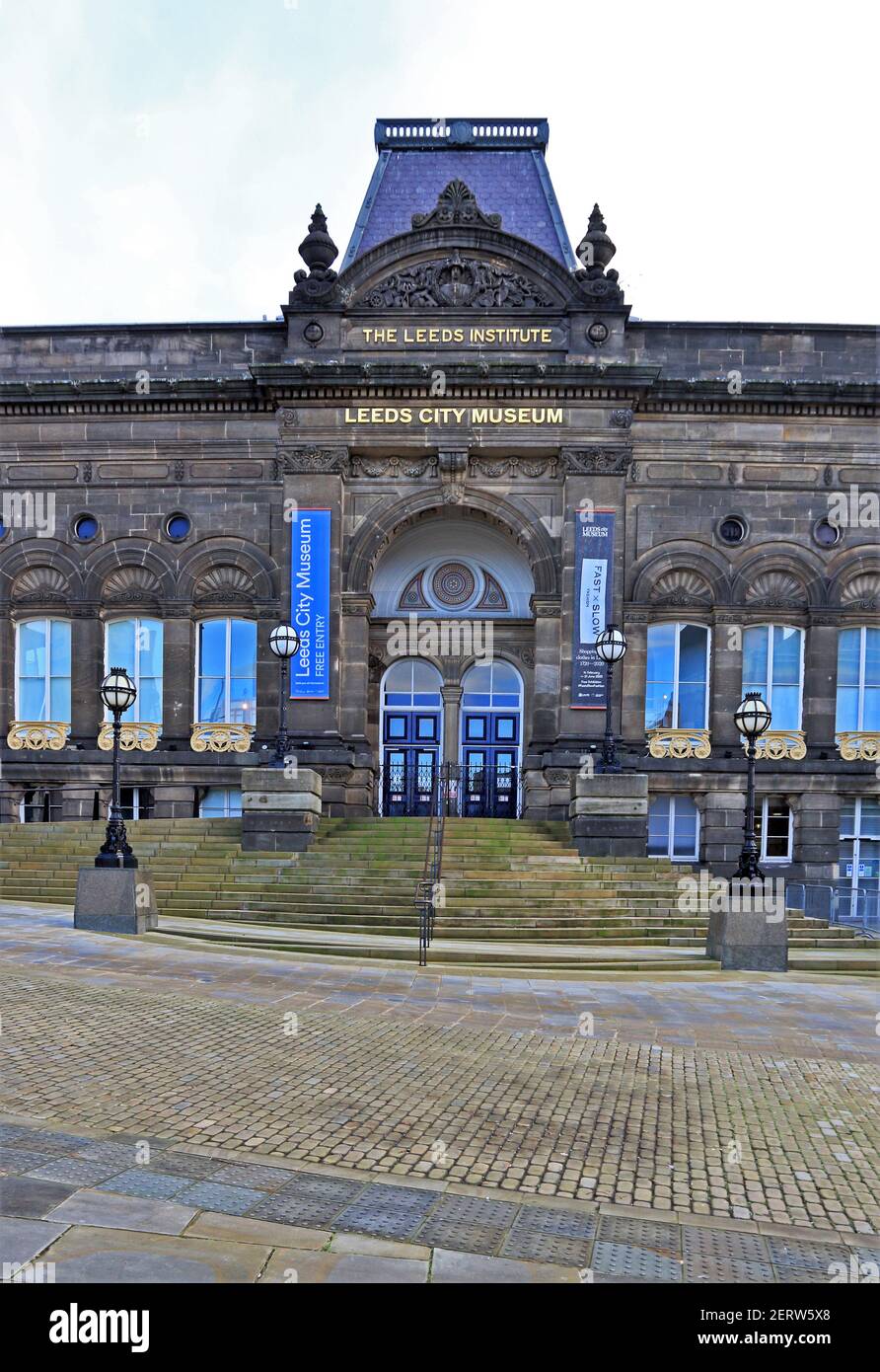 Eintritt zum Leeds City Museum Stockfoto