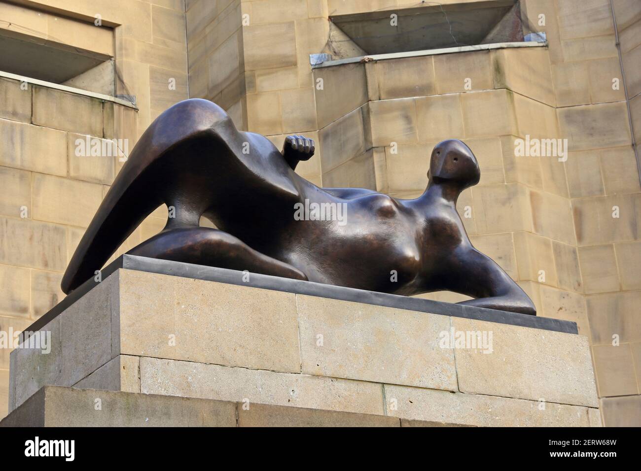 Liegende Frau: Ellenbogen, eine Skulptur von Henry Moore, außerhalb der Leeds Art Gallery Stockfoto