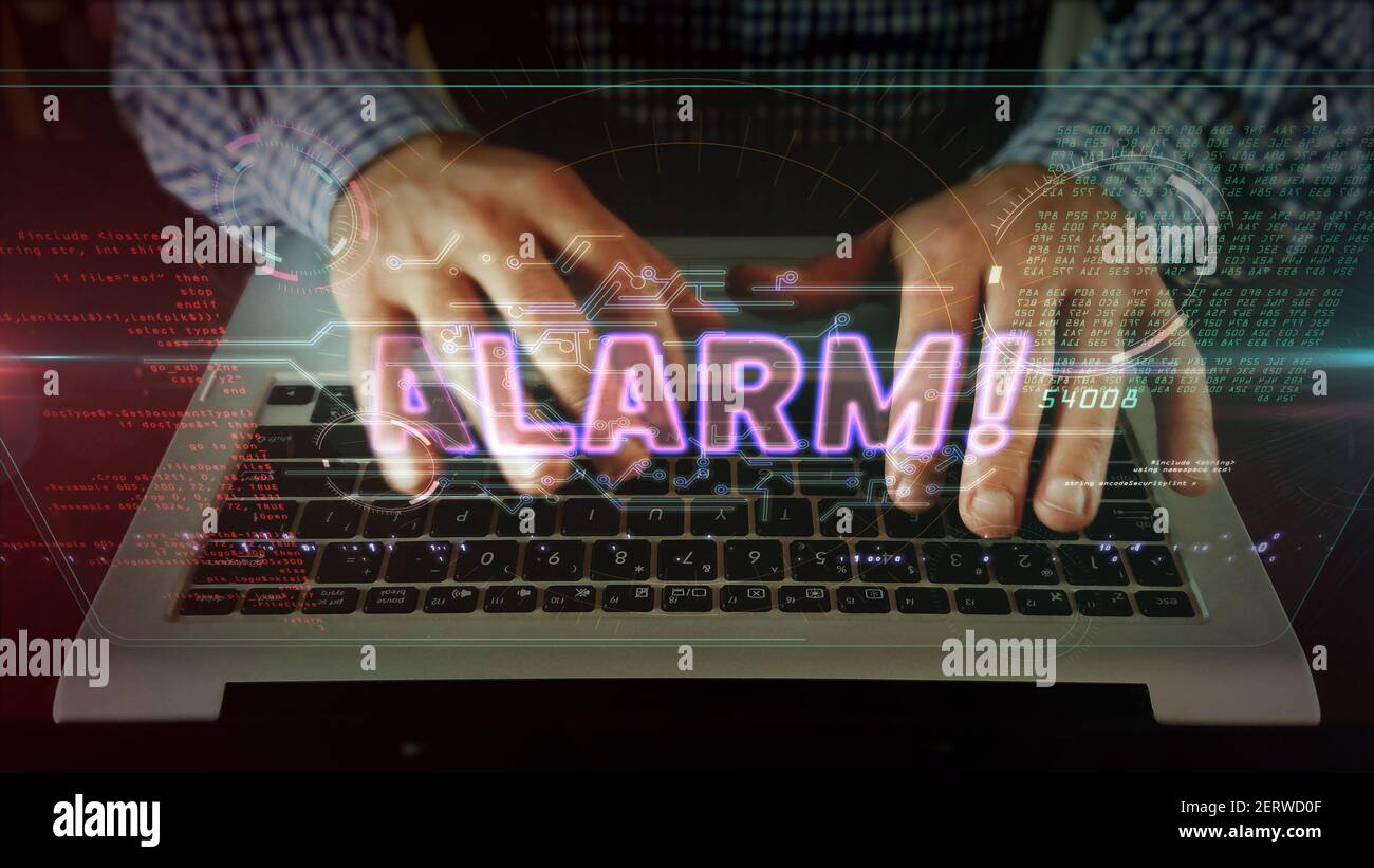 Alarm Warnkonzept mit Ausrufezeichen, Gefahr, Cyber-Angriff und Computer-Sicherheitsverletzung Symbol. Kamera bewegt sich mit Mann tippen auf Computer-Keybo Stockfoto
