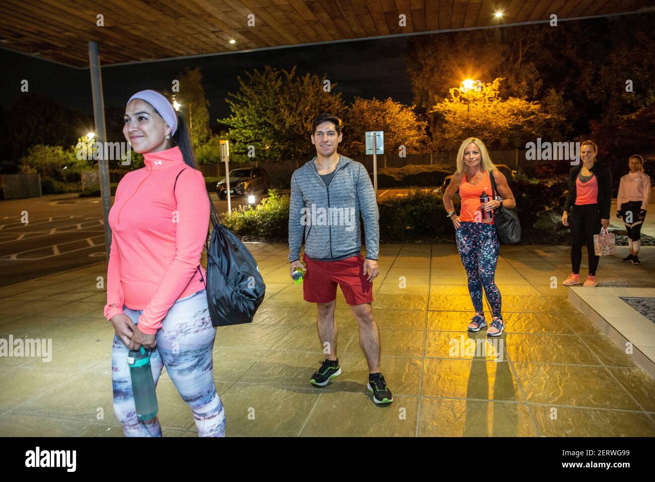 Mitglieder Schlange vor dem Eingang zu einem der David Lloyd Fitness-Clubs im Südwesten Londons, da es um Mitternacht wieder öffnet wegen Lockdown#1 Maßnahmen. Stockfoto