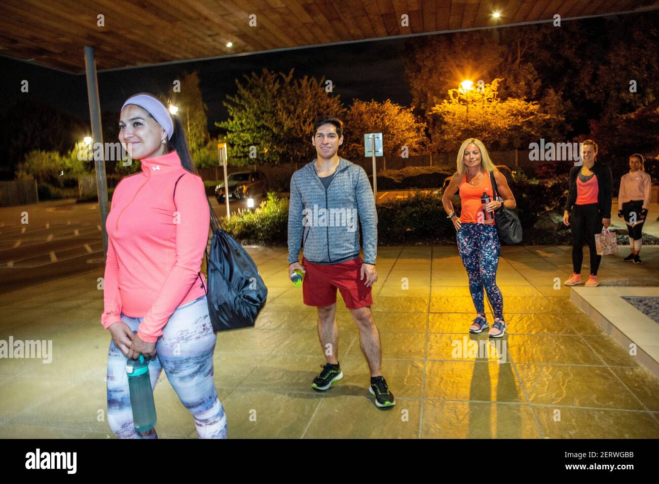 Mitglieder Schlange vor dem Eingang zu einem der David Lloyd Fitness-Clubs im Südwesten Londons, da es um Mitternacht wieder öffnet wegen Lockdown#1 Maßnahmen. Stockfoto