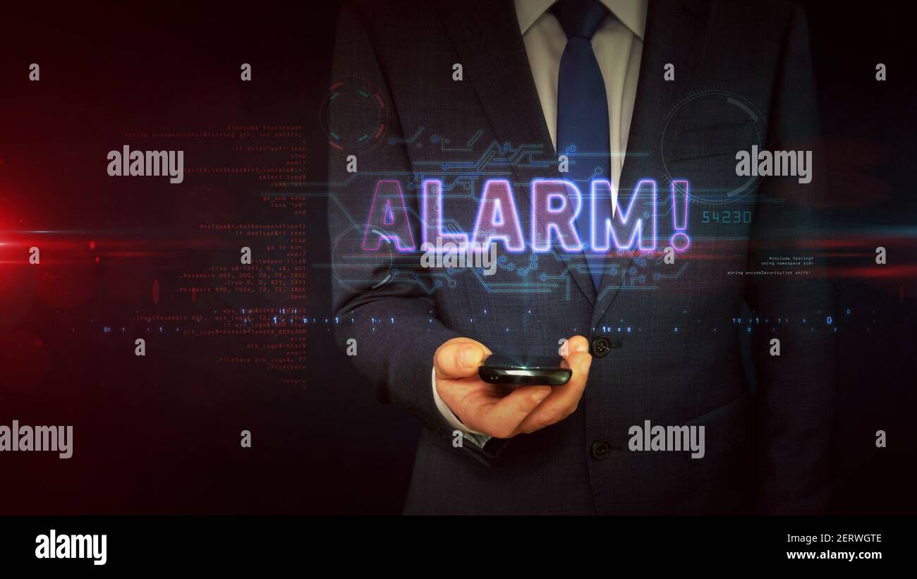 Alarm Warnkonzept mit Ausrufezeichen, Gefahr, Cyber-Angriff und Computer-Sicherheitsverletzung Symbol. Der Geschäftsmann berührt das Hologramm-Display in der Hand. Stockfoto