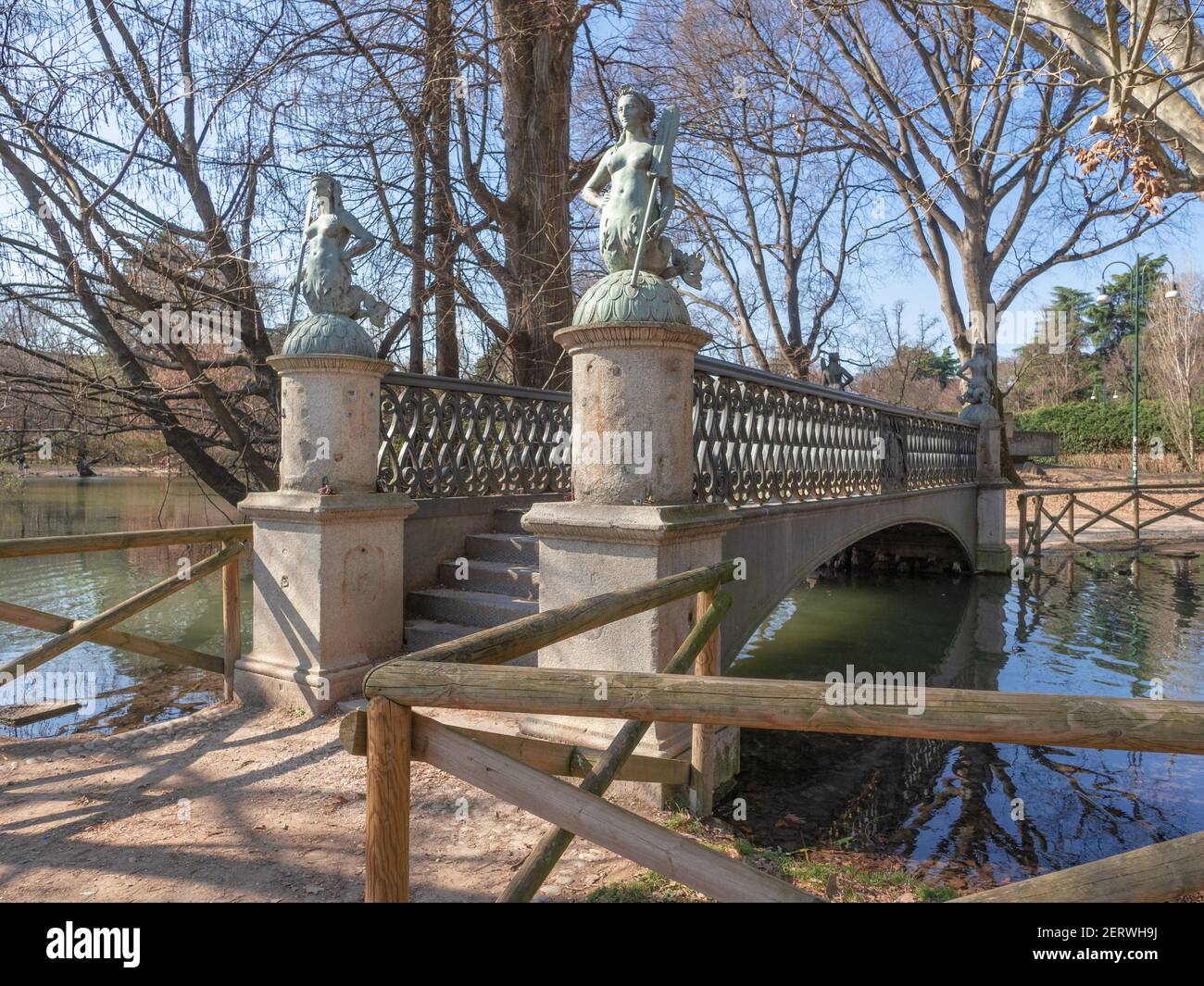 Ponte delle Sirenette, Meerjungfrauen-Brücke, ist eine gusseiserne Fußgängerbrücke aus dem Jahr 1842 und in den Sempione-Park nach den Kanälen wurden b umgesiedelt Stockfoto
