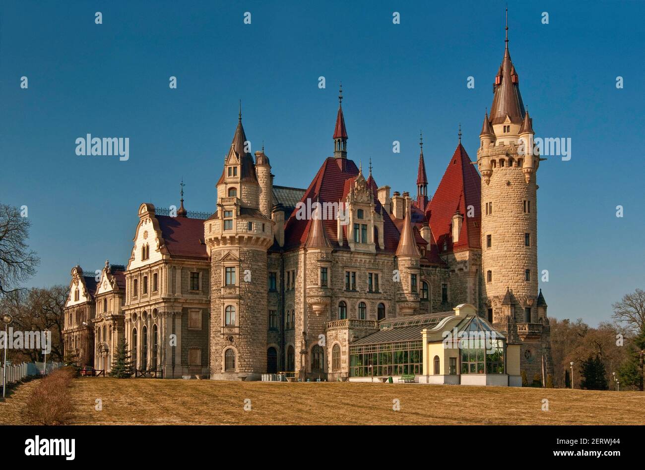 Schloss mit 99 Türmchen und 365 Zimmern in Moszna, Oberschlesien, Opolskie, Polen Stockfoto