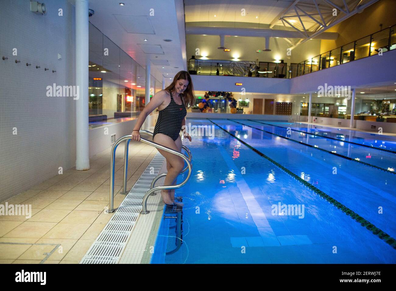 Der erste Schwimmer, der bei David Lloyd schwimmen geht Hampton Club, der seinen Fitnessraum und die Swimmingpools wieder eröffnet Um Mitternacht zum ersten Mal seit Lockdown#1 Stockfoto