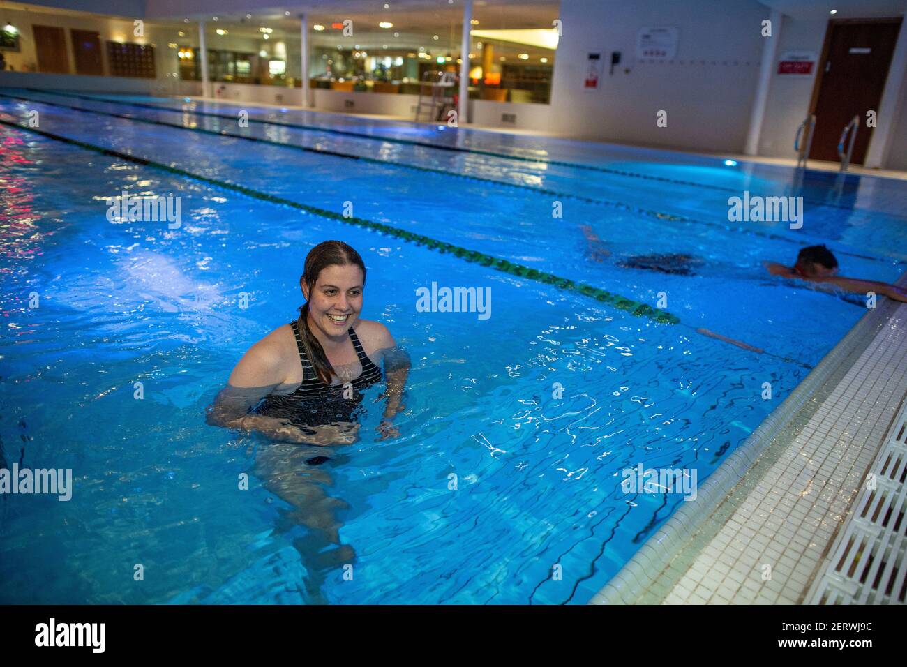 Der erste Schwimmer, der bei David Lloyd schwimmen geht Hampton Club, der seinen Fitnessraum und die Swimmingpools wieder eröffnet Um Mitternacht zum ersten Mal seit Lockdown#1 Stockfoto