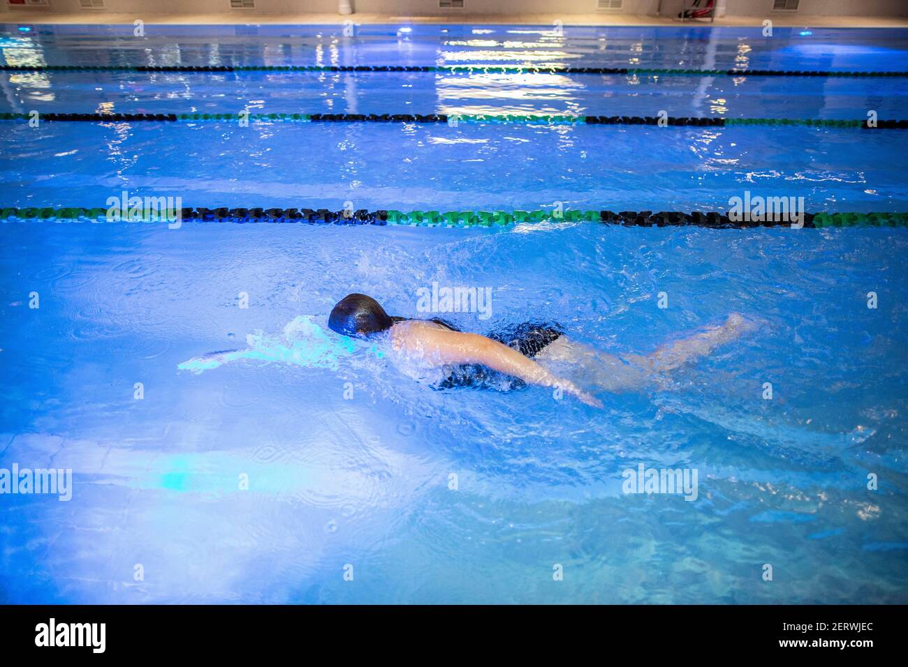 Der erste Schwimmer, der bei David Lloyd schwimmen geht Hampton Club, der seinen Fitnessraum und die Swimmingpools wieder eröffnet Um Mitternacht zum ersten Mal seit Lockdown#1 Stockfoto