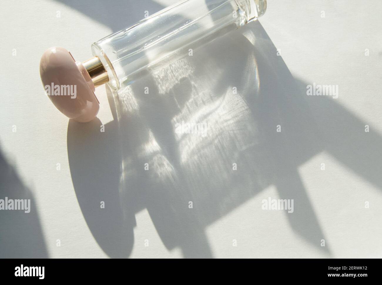 Parfümflasche oder Eau de Toilette aus transparentem grünem Glas Auf weißem Hintergrund mit Schatten Stockfoto