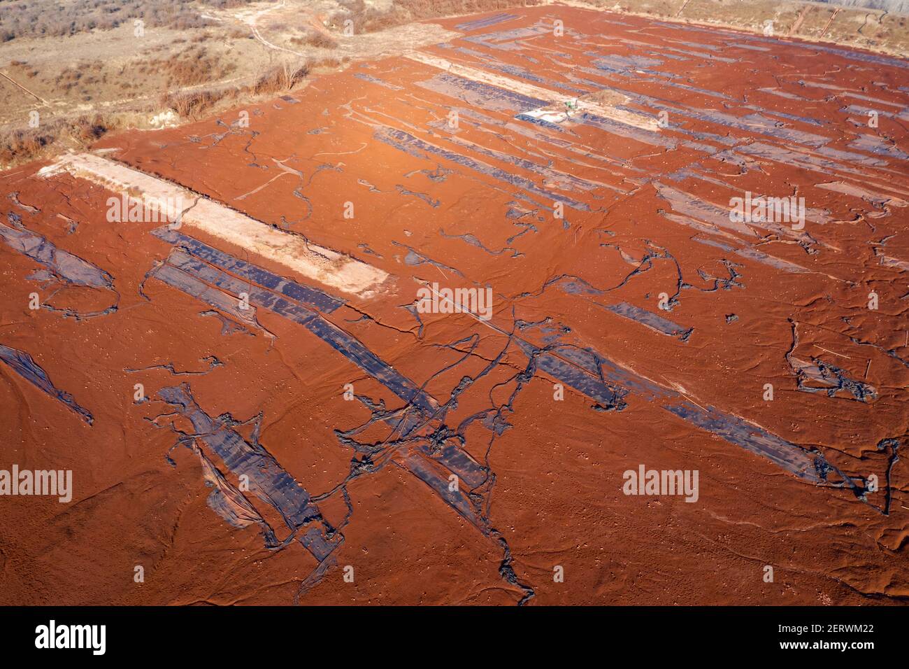 Luftaufnahme eines Reservoirs voller roter giftiger Schlamm. Ungarn - Lagerung von rotem Schlamm Stockfoto