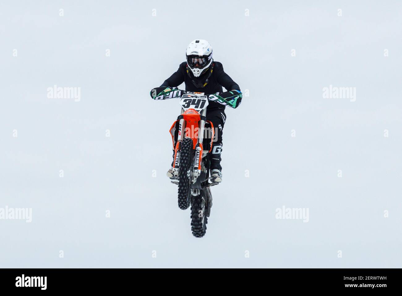 Russland Vyborg 02.23.2021 Extreme springt auf einem Motorrad von einem Sprungbrett Stockfoto