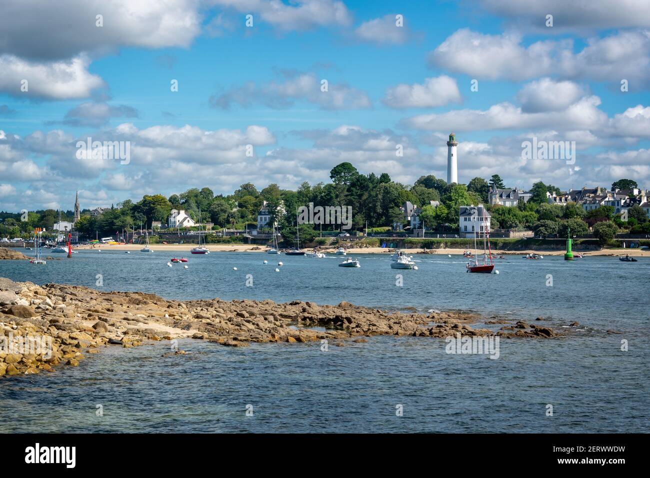 Blick auf den Fluss Odet mit dem Leuchtturm von Bénodet in Finistère, Bretagne, Frankreich Stockfoto