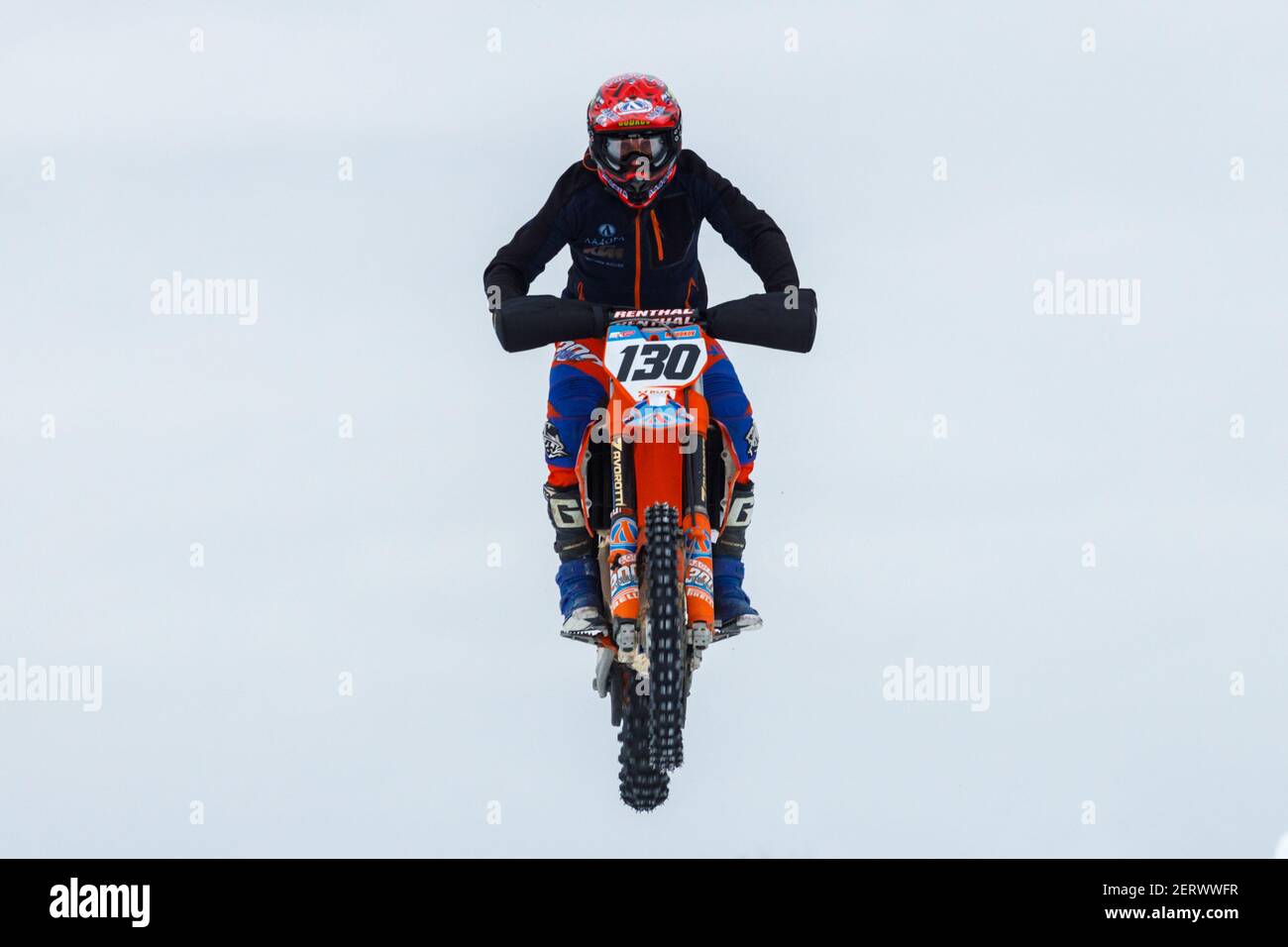Russland Wyborg 02.23.2021 man extrem fliegt am Himmel auf Ein rotes Motorrad Stockfoto