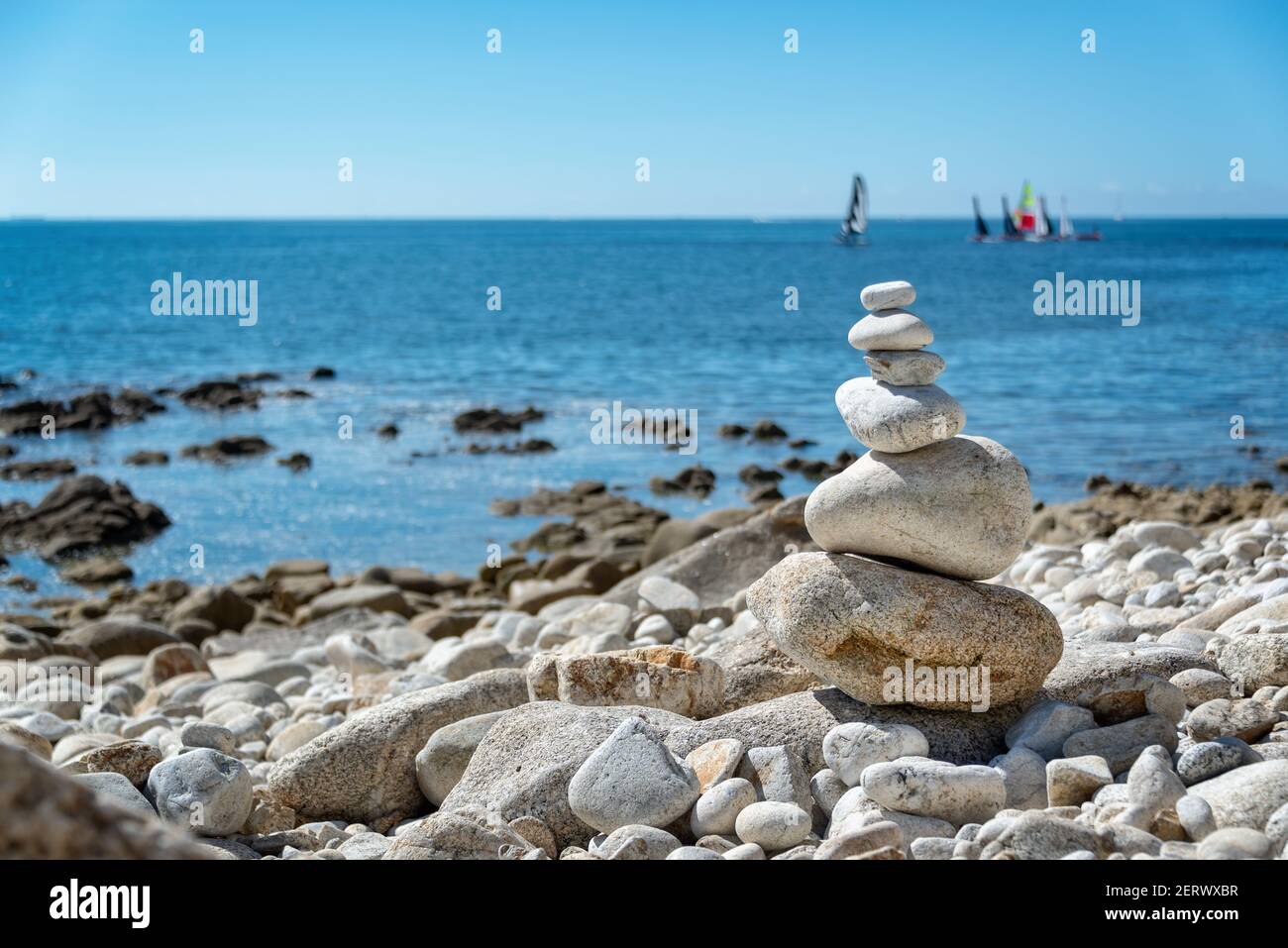 Steinhaufen am Strand, Meeresgrund in der Bretagne, Frankreich Stockfoto