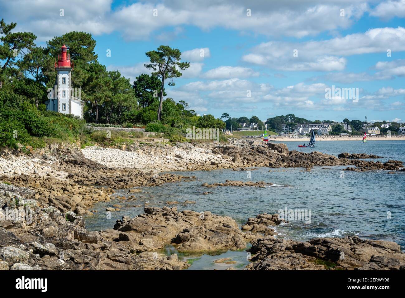 Leuchtturm von Sainte Marine am Kap Combrit in der Bretagne, Frankreich Stockfoto