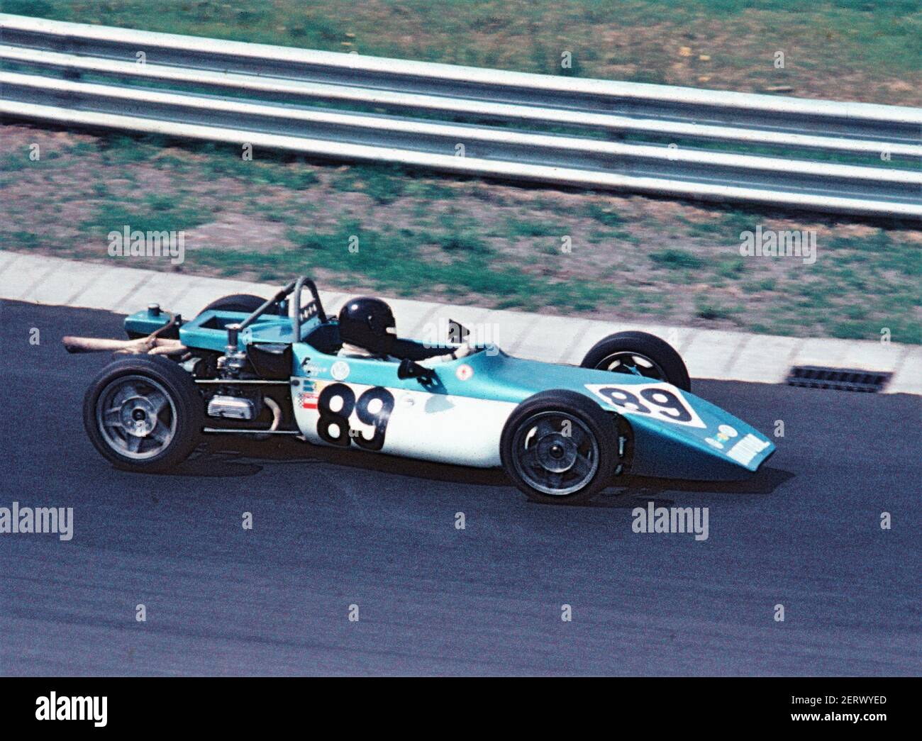 Ein einsitziger Formel-Vee-Rennwagen mit offenem Rad auf der Nürburgring-Rennstrecke in der Eifel 1970s Stockfoto