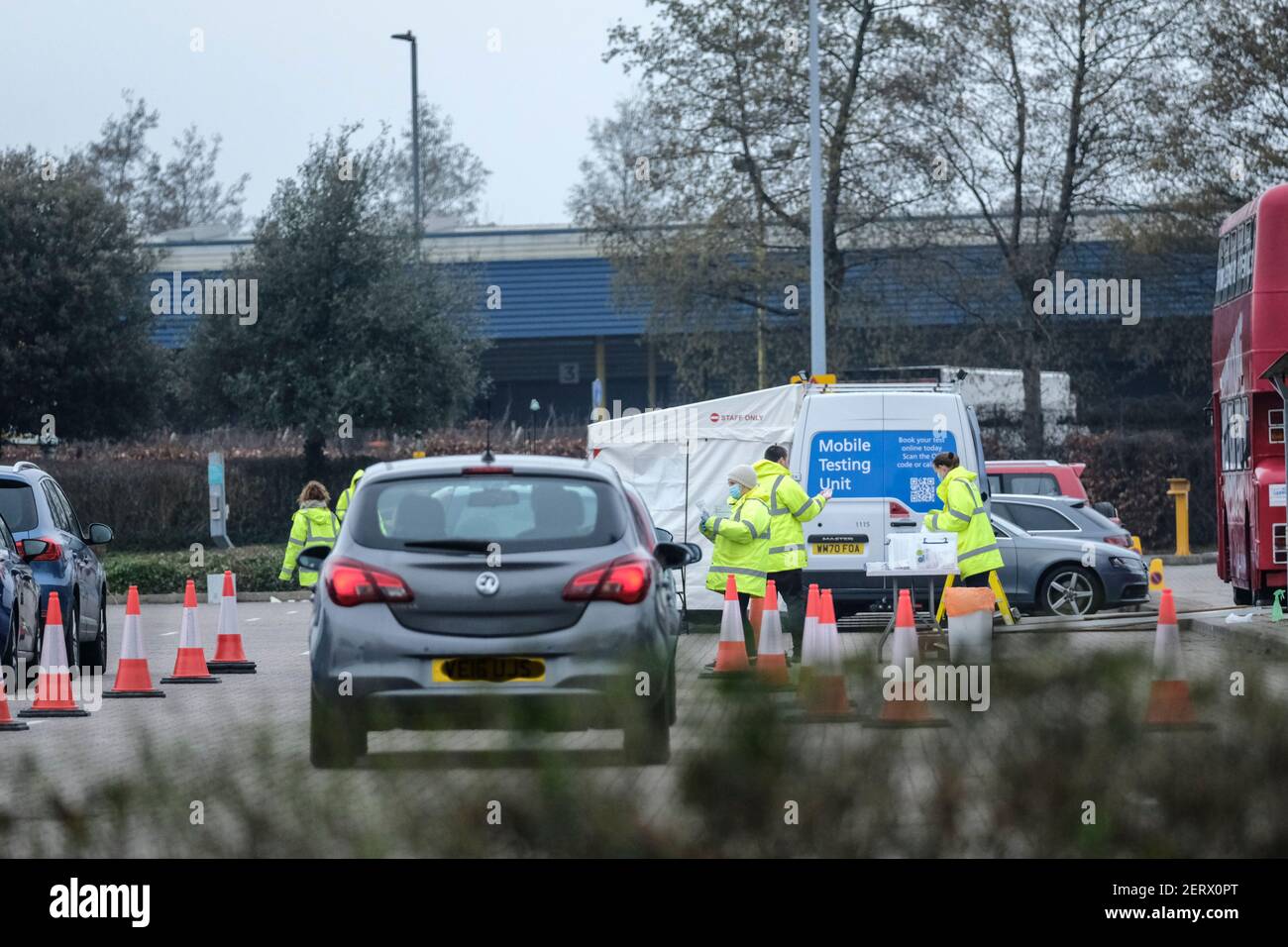 Patchway, Bristol, Großbritannien. März 2021, 1st. Auf dem Busparkplatz im Cribbs Causeway Einkaufszentrum wurde eine Covid-19 Testanlage eingerichtet, um alle Transportunternehmen der brasilianischen Variante des Covid-19 aufzuspüren. Wissenschaftler sind besorgt, dass die brasilianische Mutation leichter übertragen werden kann. Die öffentliche Gesundheit von South Glos fordert die Menschen auf, sich zu stellen, um die Übertragungskette zu durchbrechen. Die Warteschlange der Autos warten auf Tests. Kredit: JMF Nachrichten/Alamy Live Nachrichten Stockfoto