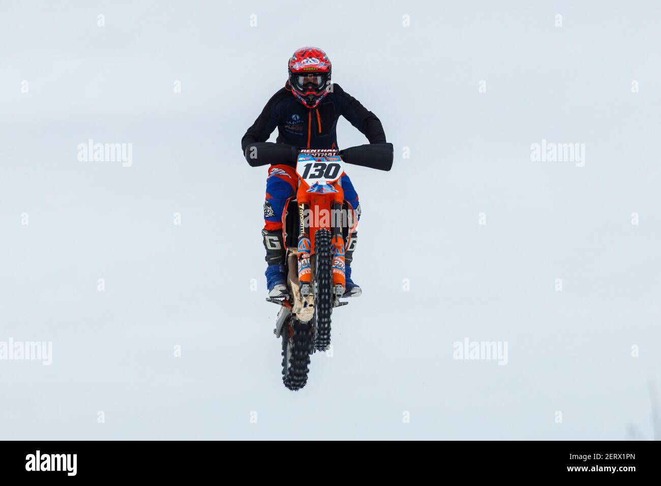 Russland Wyborg 02.23.2021 Mann extrem springt auf einem Sprungbrett mit Ein Motorrad Stockfoto