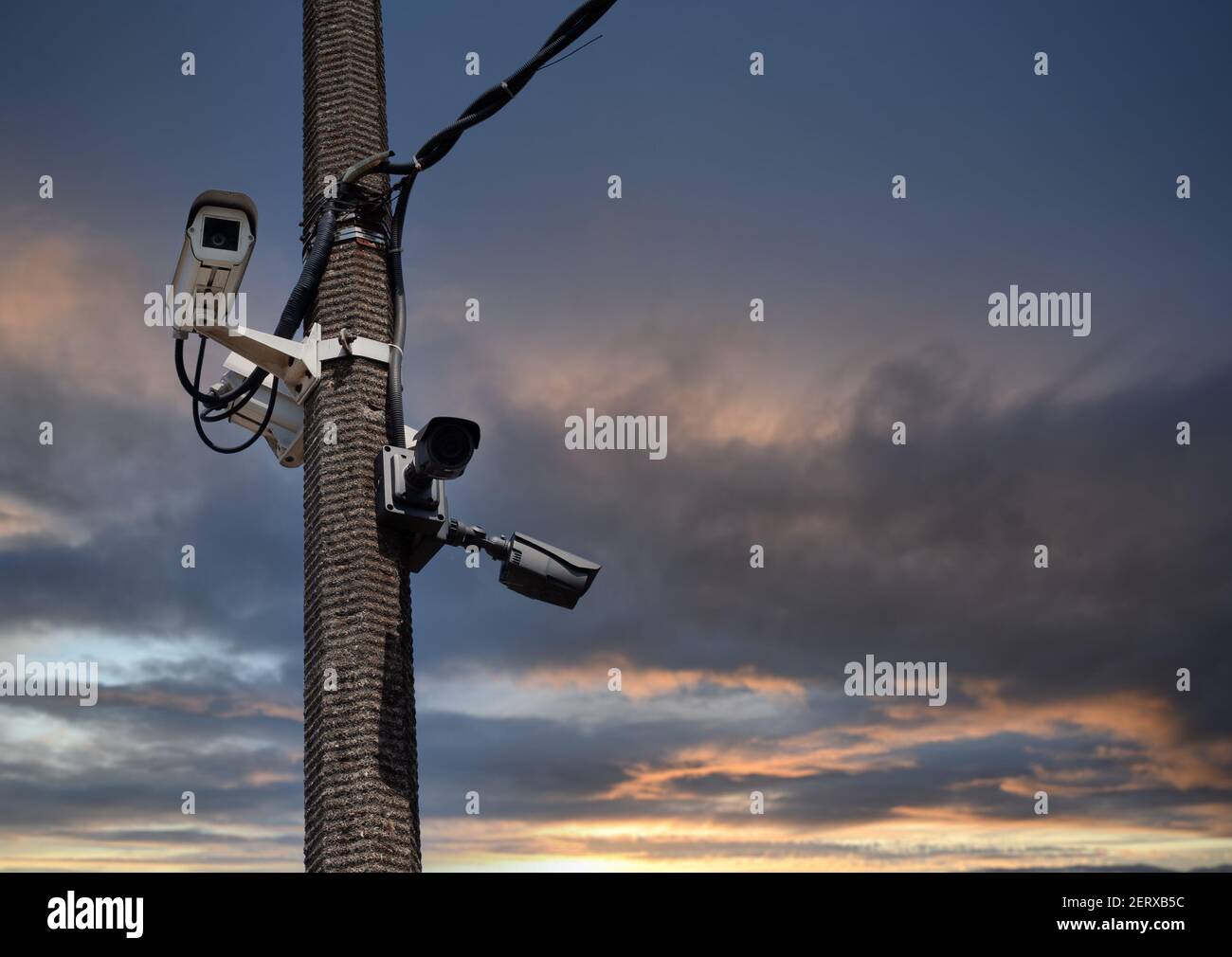 CCTV-Kamera auf dem Hintergrund des Himmels mit Wolken. Stockfoto