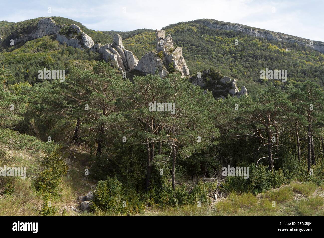 Ruinen einer alten Zivilisation auf dem Profil verlassen Der Berg Stockfoto