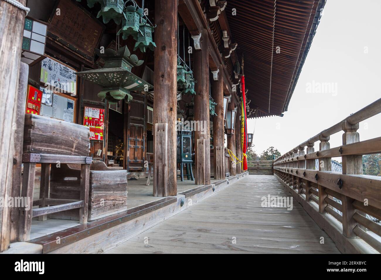 Detail des Balkons von Nigatsu-do, oder February Hall, Teil des Todai-ij Tempelkomplexes in Nara, Japan Stockfoto