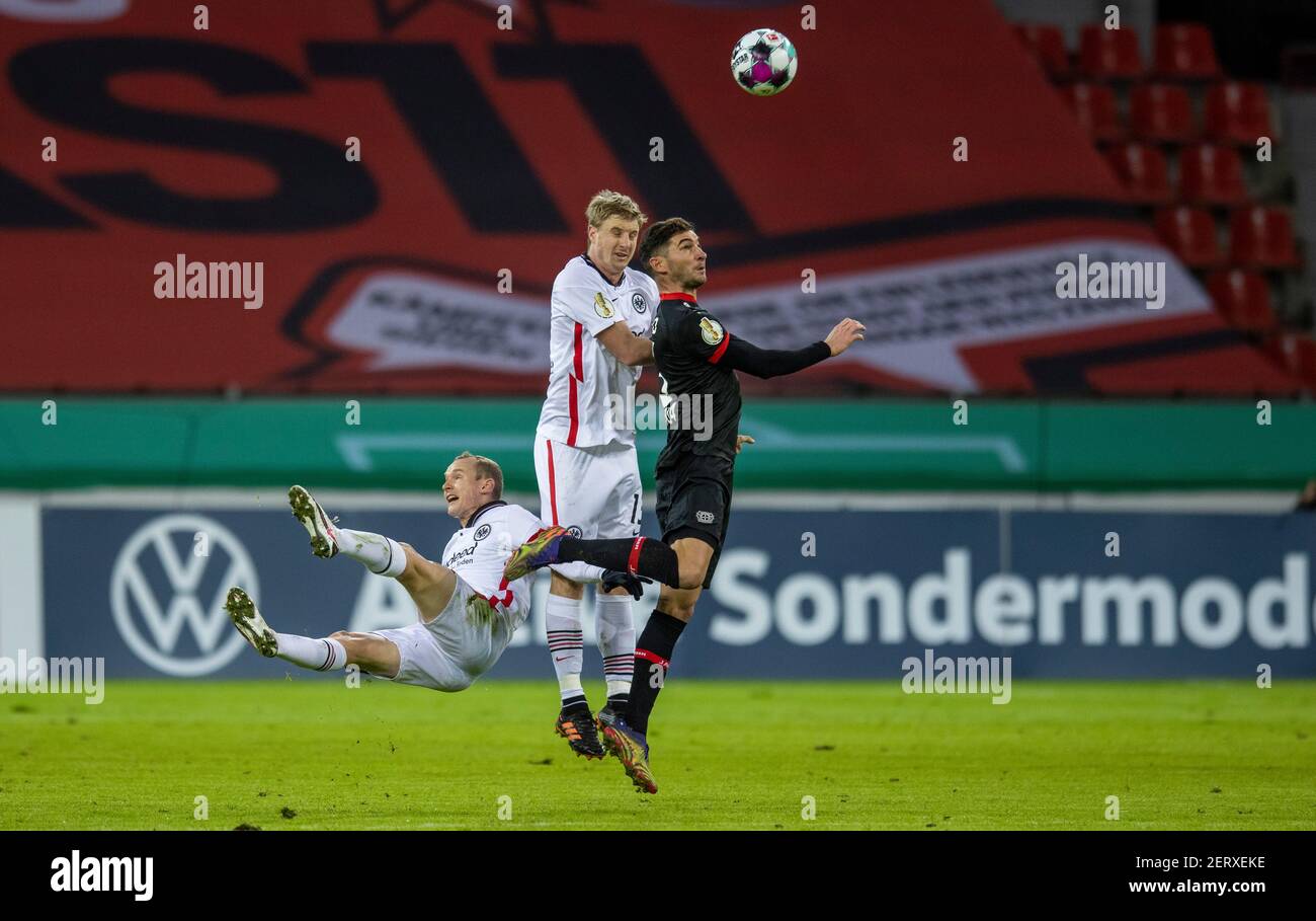 Sebastian Rode (FRA), Martin Hinteregger (FRA), Lucas Nicolas Alario (Leverkusen) Bayer Leverkusen - Eintracht Frankfurt 12,01.2021, Fussball; DFB, Po Stockfoto