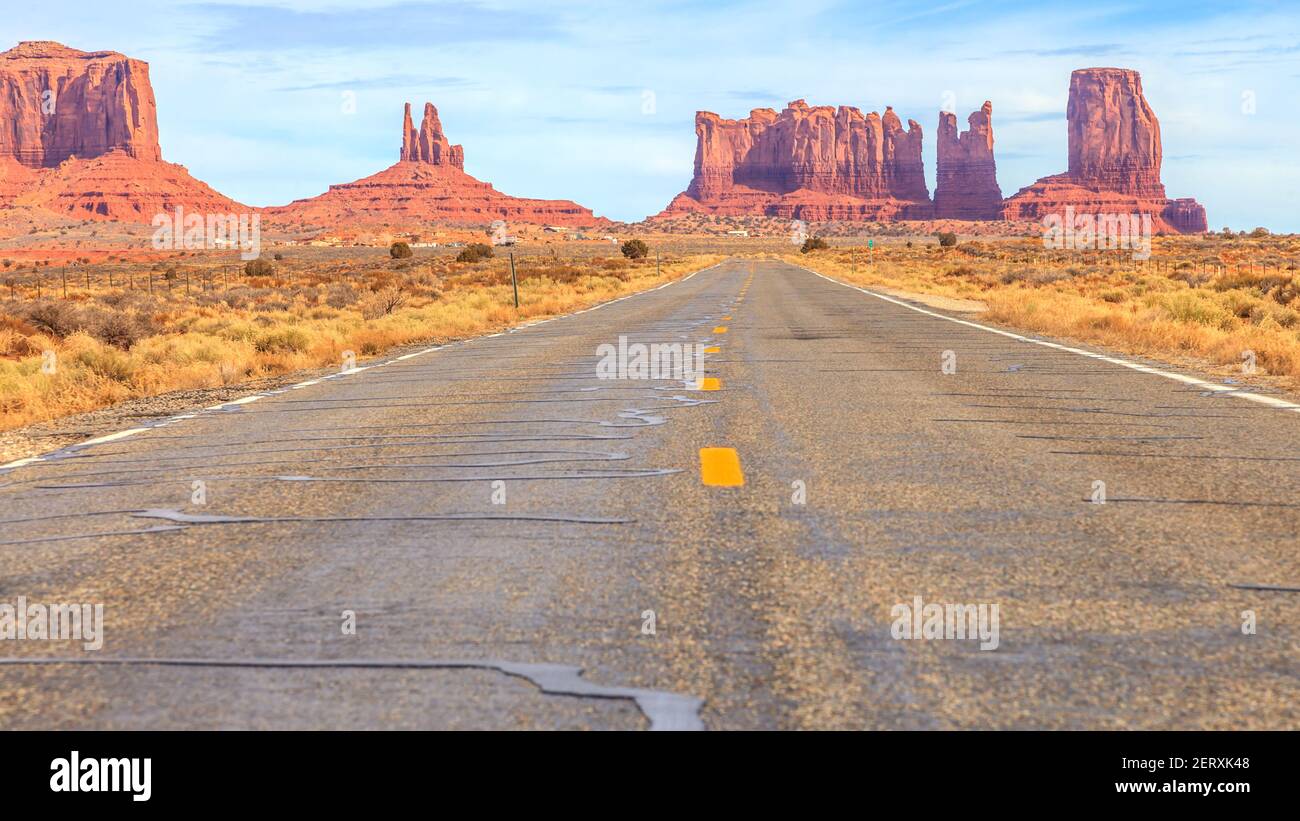 Blick auf die Felsen des Monument Valley auf einer Straße In der Wüste Stockfoto