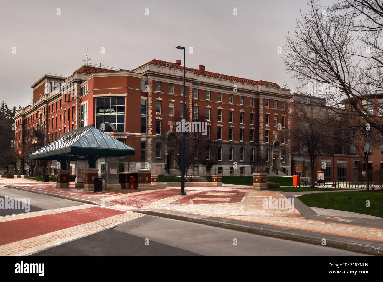 College Place in Syracuse, New York gegenüber Slocum Hall auf dem Campus der Syracuse University Stockfoto