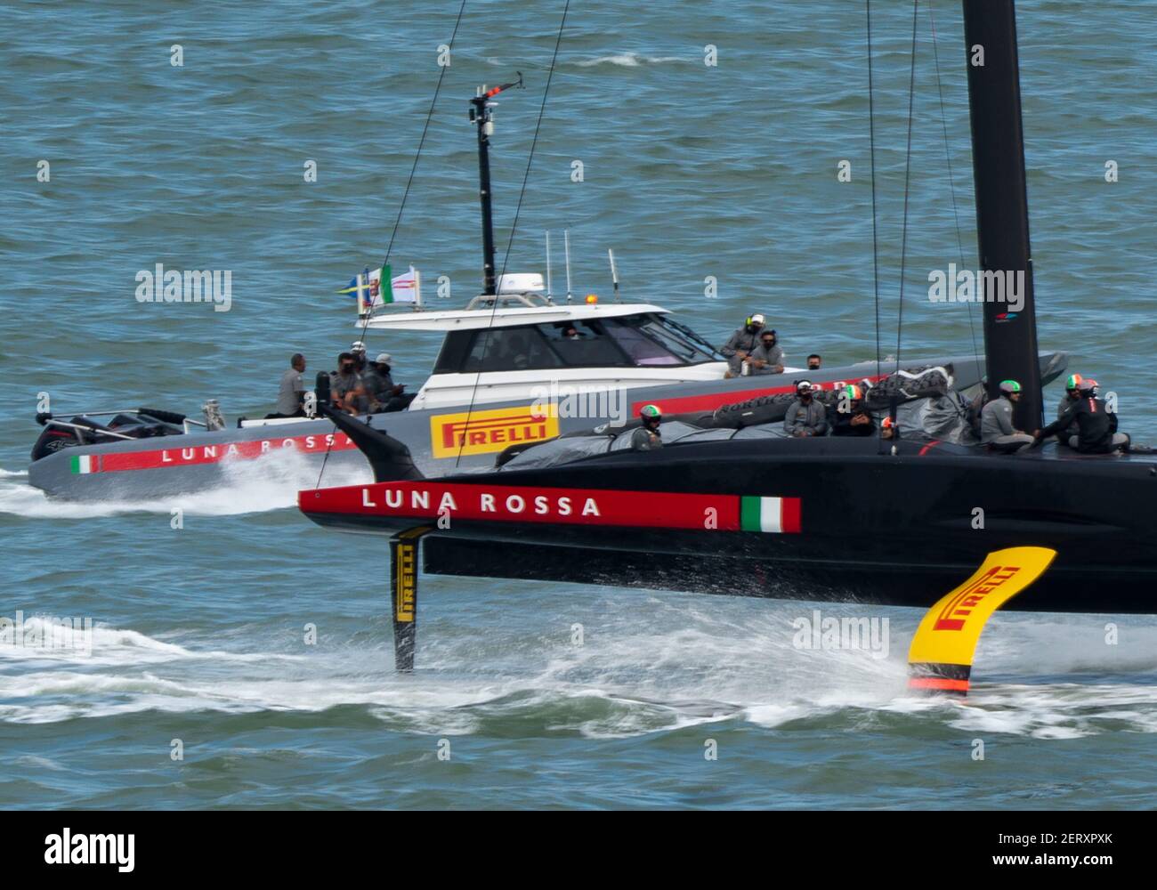 Auckland, Neuseeland, 1. März 2021 - Luna Rossa Prada Pirelli Team alle tragen Gesichtsbezüge, um Auckland's aktuelle 7 Tage Level 3 Covid-19 Lockdown Rückkehr zu ihrem Dock unter Schlepptau von einem Training auf Auckland's Waitemata Hafen. Co-Steuermann Jimmy Spithill sitzt allein auf dem Rad, gefolgt von den Teams Unterstützung Boot..Credit: Rob Taggart/Alamy Live News Stockfoto