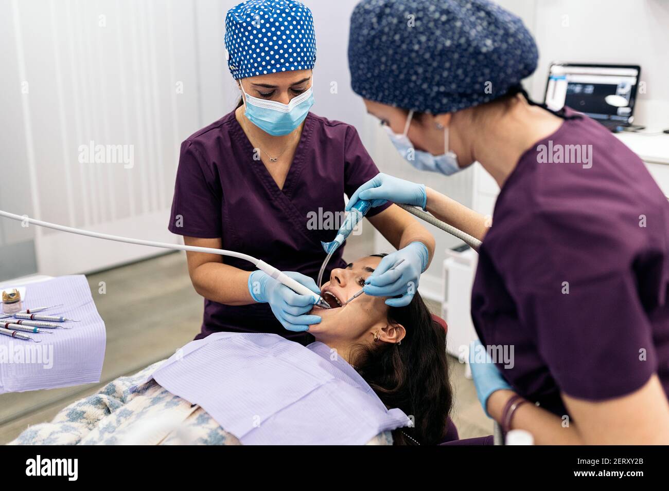 Stock Foto von weiblichen Zahnärzten tragen schützende Gesichtsmaske Untersuchung eines Patienten. Stockfoto